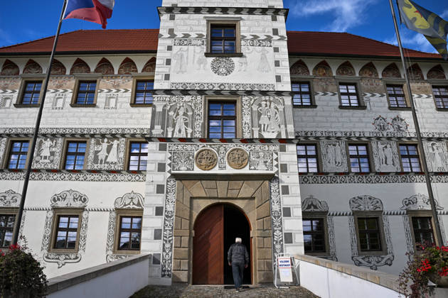 The two-day elections to municipal assemblies started in the Czech Republic together with the first round of the elections to one-third of the Senate, on October 9, 2026. On the photo polling place for municipal elections in Stara Ves nad Ondrejnici. (CTKxPhoto JaroslavxOzana) CTKPhotoP2026100906370  CTKPhotoP2026100906370