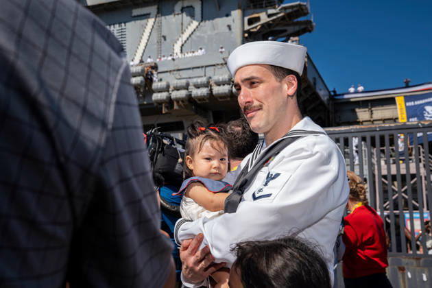 October 8, 2026, Coronado, California, United States: A U.S. Navy sailor holds his child for the first time during the homecoming of the USS Abraham Lincoln (CVN 72) at Naval Air Station North Island in Coronado, following the aircraft carrier s scrutinized 322-day deployment. Coronado United States - ZUMAg374 20261008_znp_g374_035 Copyright: xLoganxGrahamx