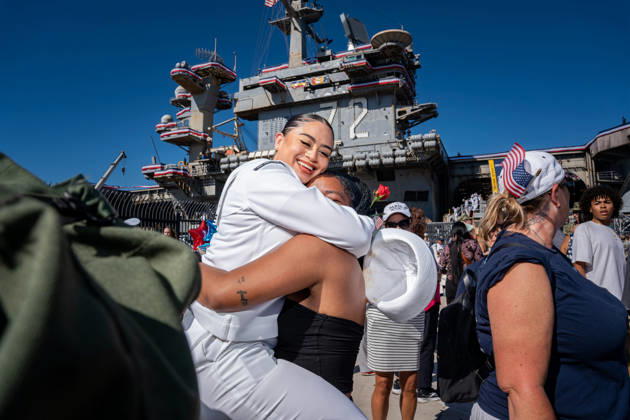 October 8, 2026, Coronado, California, United States: A U.S. Navy sailor embraces a loved one during the homecoming of the USS Abraham Lincoln (CVN 72) at Naval Air Station North Island in Coronado, following the aircraft carrier s scrutinized 322-day deployment. Coronado USA - ZUMAg374 20261008_znp_g374_041 Copyright: xLoganxGrahamx