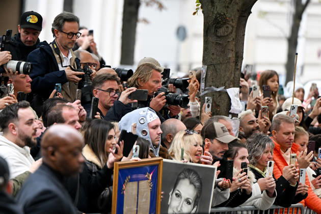 Céline Dion spent some time with her fans at the Royal Monceau Hotel in Paris, France, before heading to the event venue. Céline Dion spends time with fans before going to the venue, the Royal Monceau Hotel in Paris, France 460344 2026 10 09 PARIS France  Copyright: xL.Urmanx xStarfacex STAR_460344_003