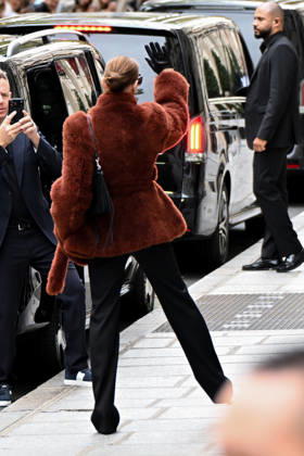 Céline Dion spent some time with her fans at the Royal Monceau Hotel in Paris, France, before heading to the event venue. Céline Dion spends time with fans before going to the venue, the Royal Monceau Hotel in Paris, France 460344 2026 10 09 PARIS France  Copyright: xL.Urmanx xStarfacex STAR_460344_004
