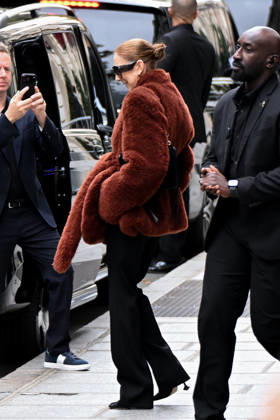 Céline Dion spent some time with her fans at the Royal Monceau Hotel in Paris, France, before heading to the event venue. Céline Dion spends time with fans before going to the venue, the Royal Monceau Hotel in Paris, France 460344 2026 10 09 PARIS France  Copyright: xL.Urmanx xStarfacex STAR_460344_005