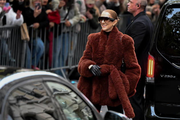 Céline Dion spent some time with her fans at the Royal Monceau Hotel in Paris, France, before heading to the event venue. Céline Dion spends time with fans before going to the venue, the Royal Monceau Hotel in Paris, France 460344 2026 10 09 PARIS France  Copyright: xL.Urmanx xStarfacex STAR_460344_007
