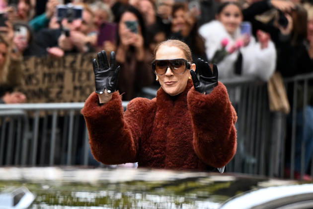 Céline Dion spent some time with her fans at the Royal Monceau Hotel in Paris, France, before heading to the event venue. Céline Dion spends time with fans before going to the venue, the Royal Monceau Hotel in Paris, France 460344 2026 10 09 PARIS France  Copyright: xL.Urmanx xStarfacex STAR_460344_009
