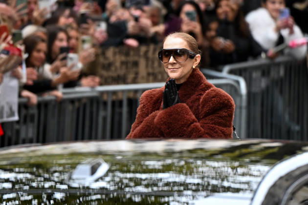 Céline Dion spent some time with her fans at the Royal Monceau Hotel in Paris, France, before heading to the event venue. Céline Dion spends time with fans before going to the venue, the Royal Monceau Hotel in Paris, France 460344 2026 10 09 PARIS France  Copyright: xL.Urmanx xStarfacex STAR_460344_012