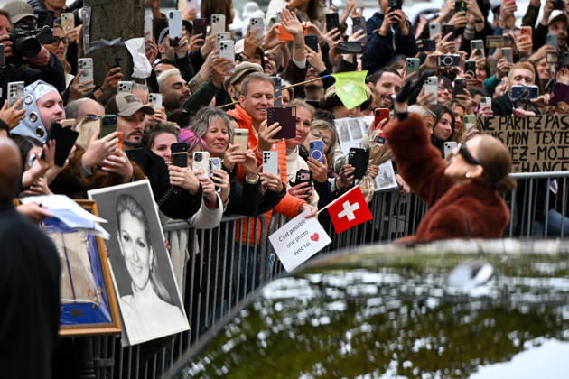 Céline Dion spent some time with her fans at the Royal Monceau Hotel in Paris, France, before heading to the event venue. Céline Dion spends time with fans before going to the venue, the Royal Monceau Hotel in Paris, France 460344 2026 10 09 PARIS France  Copyright: xL.Urmanx xStarfacex STAR_460344_016