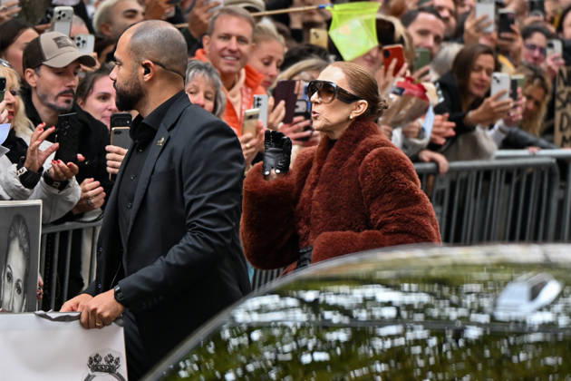 Céline Dion spent some time with her fans at the Royal Monceau Hotel in Paris, France, before heading to the event venue. Céline Dion spends time with fans before going to the venue, the Royal Monceau Hotel in Paris, France 460344 2026 10 09 PARIS France  Copyright: xL.Urmanx xStarfacex STAR_460344_019