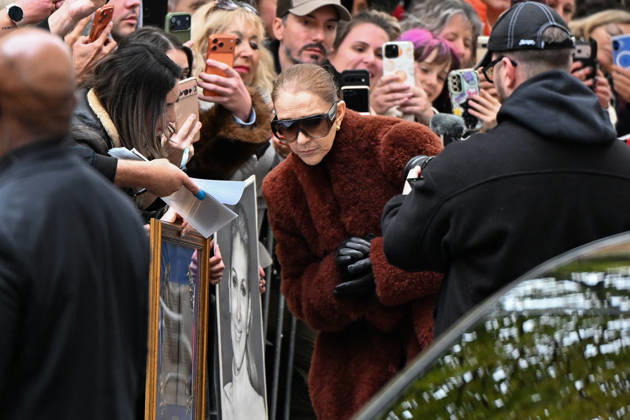Céline Dion spent some time with her fans at the Royal Monceau Hotel in Paris, France, before heading to the event venue. Céline Dion spends time with fans before going to the venue, the Royal Monceau Hotel in Paris, France 460344 2026 10 09 PARIS France  Copyright: xL.Urmanx xStarfacex STAR_460344_020