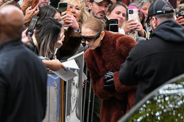 Céline Dion spent some time with her fans at the Royal Monceau Hotel in Paris, France, before heading to the event venue. Céline Dion spends time with fans before going to the venue, the Royal Monceau Hotel in Paris, France 460344 2026 10 09 PARIS France  Copyright: xL.Urmanx xStarfacex STAR_460344_022