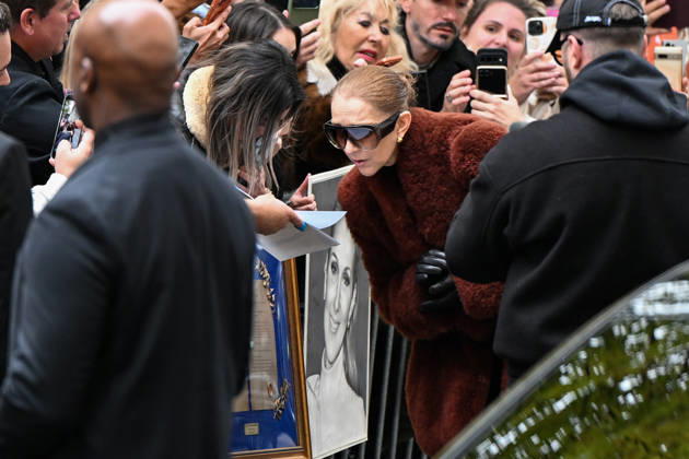 Céline Dion spent some time with her fans at the Royal Monceau Hotel in Paris, France, before heading to the event venue. Céline Dion spends time with fans before going to the venue, the Royal Monceau Hotel in Paris, France 460344 2026 10 09 PARIS France  Copyright: xL.Urmanx xStarfacex STAR_460344_023