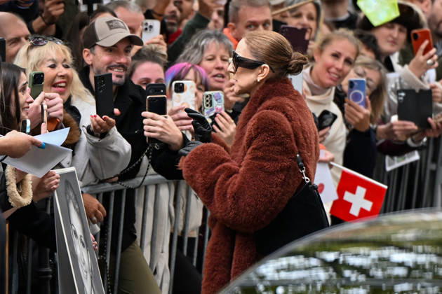 Céline Dion spent some time with her fans at the Royal Monceau Hotel in Paris, France, before heading to the event venue. Céline Dion spends time with fans before going to the venue, the Royal Monceau Hotel in Paris, France 460344 2026 10 09 PARIS France Copyright: xL.Urmanx xStarfacex STAR_460344_025