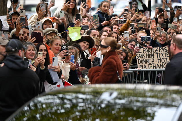 Céline Dion spent some time with her fans at the Royal Monceau Hotel in Paris, France, before heading to the event venue. Céline Dion spends time with fans before going to the venue, the Royal Monceau Hotel in Paris, France 460344 2026 10 09 PARIS France  Copyright: xL.Urmanx xStarfacex STAR_460344_027