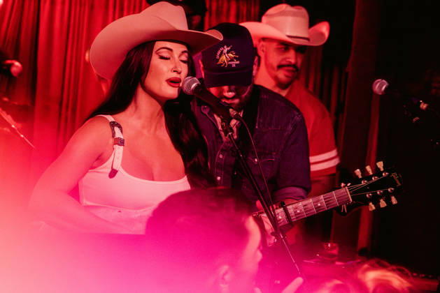 October 9, 2026: Austin, Texas. Kacey Musgraves performed a surprise show at the White Horse after her concert.  - ZUMAda1_ 20261009_zap_da1_016 Copyright: xSandraxDahdahx