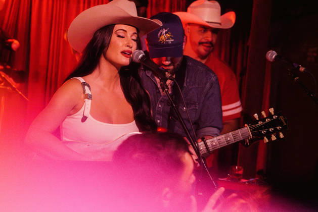 October 9, 2026: Austin, Texas. Kacey Musgraves performed a surprise show at the White Horse after her concert.  - ZUMAda1_ 20261009_zap_da1_019 Copyright: xSandraxDahdahx