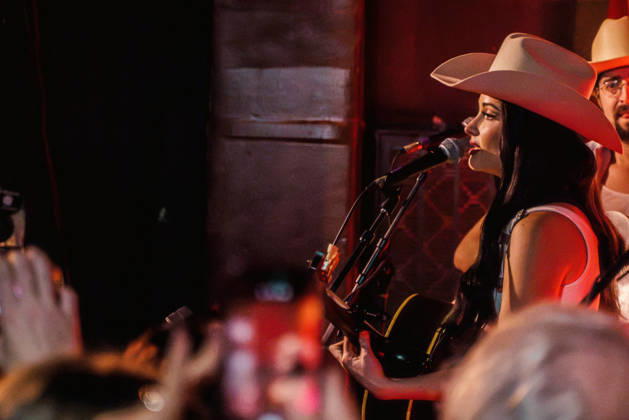 October 9, 2026: Austin, Texas. Kacey Musgraves performed a surprise show at the White Horse after her concert.  - ZUMAda1_ 20261009_zap_da1_021 Copyright: xSandraxDahdahx