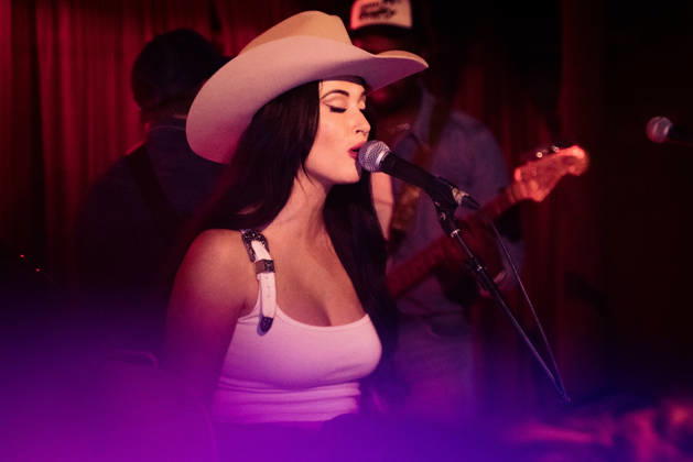 October 9, 2026: Austin, Texas. Kacey Musgraves performed a surprise show at the White Horse after her concert.  - ZUMAda1_ 20261009_zap_da1_023 Copyright: xSandraxDahdahx