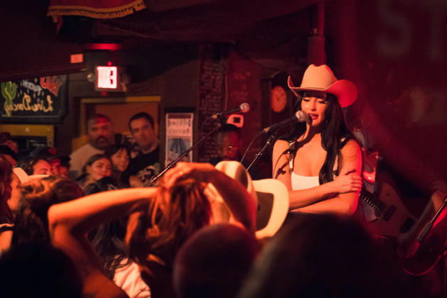 October 9, 2026: Austin, Texas. Kacey Musgraves performed a surprise show at the White Horse after her concert.  - ZUMAda1_ 20261009_zap_da1_030 Copyright: xSandraxDahdahx