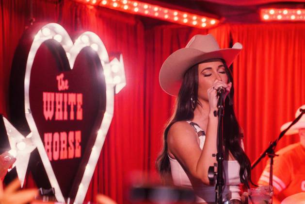 October 9, 2026: Austin, Texas. Kacey Musgraves performed a surprise show at the White Horse after her concert.  - ZUMAda1_ 20261009_zap_da1_032 Copyright: xSandraxDahdahx