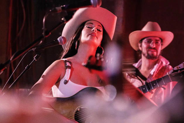October 9, 2026: Austin, Texas. Kacey Musgraves performed a surprise show at the White Horse after her concert.  - ZUMAda1_ 20261009_zap_da1_035 Copyright: xSandraxDahdahx
