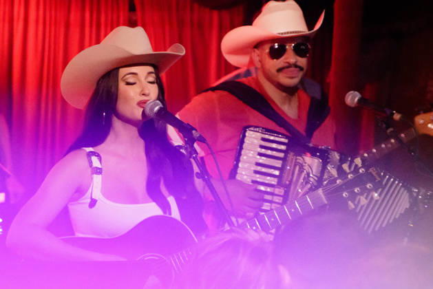 October 9, 2026: Austin, Texas. Kacey Musgraves performed a surprise show at the White Horse after her concert.  - ZUMAda1_ 20261009_zap_da1_044 Copyright: xSandraxDahdahx