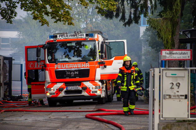 School Aid in Flames: The warehouse of the Frankfurt for Ukraine initiative burns overnight in Frankfurt’s Dornbusch neighborhood—over 100 first responders battle the blaze; Criminal Investigation Department investigates 7aIMG 0576532 School Aid in Flames: The warehouse of the Frankfurt for Ukraine initiative bu Copyright: 7aktuell.dex xVincentxB. 0576532 20261009_7a_SCHULEBRENNTFFM_576532