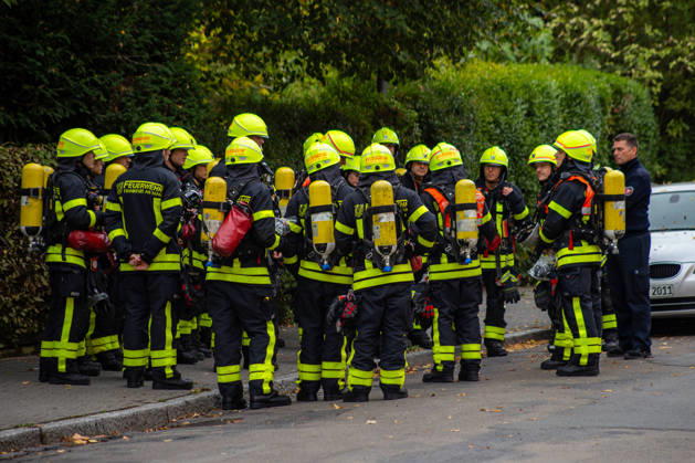 School Aid in Flames: The warehouse of the Frankfurt for Ukraine initiative burns overnight in Frankfurt’s Dornbusch district—over 100 emergency responders battle the fire; Criminal Investigation Department investigates 7aIMG 0576533 School Aid in Flames: The warehouse of the Frankfurt for Ukraine initiative bur Copyright: 7aktuell.dex xVincentxB. 0576533 20261009_7a_SCHULEBRENNTFFM_576533