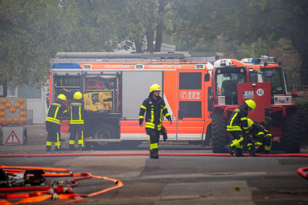 School Aid in Flames: The warehouse of the Frankfurt for Ukraine initiative burns overnight in Frankfurt’s Dornbusch neighborhood—over 100 first responders battle the fire; Criminal Investigation Department investigates 7aIMG 0576535 School Aid in Flames: The warehouse of the Frankfurt for Ukraine initiative bur Copyright: 7aktuell.dex xVincentxB. 0576535 20261009_7a_SCHULEBRENNTFFM_576535
