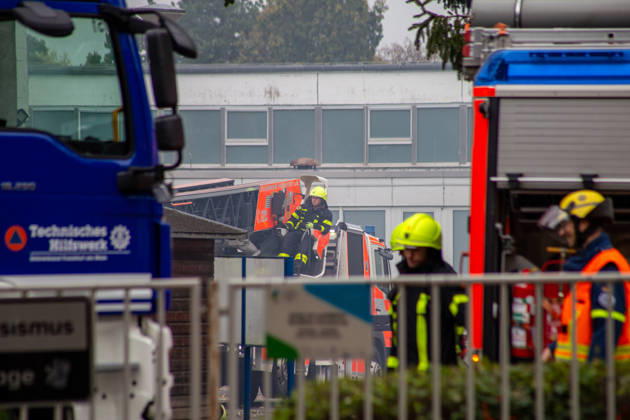 School Aid in Flames: The warehouse of the Frankfurt for Ukraine initiative burns overnight in Frankfurt’s Dornbusch neighborhood—over 100 first responders battle the fire; Criminal Investigation Department investigates 7aIMG 0576537 School Aid in Flames: The warehouse of the Frankfurt for Ukraine initiative bur Copyright: 7aktuell.dex xVincentxB. 0576537 20261009_7a_SCHULEBRENNTFFM_576537