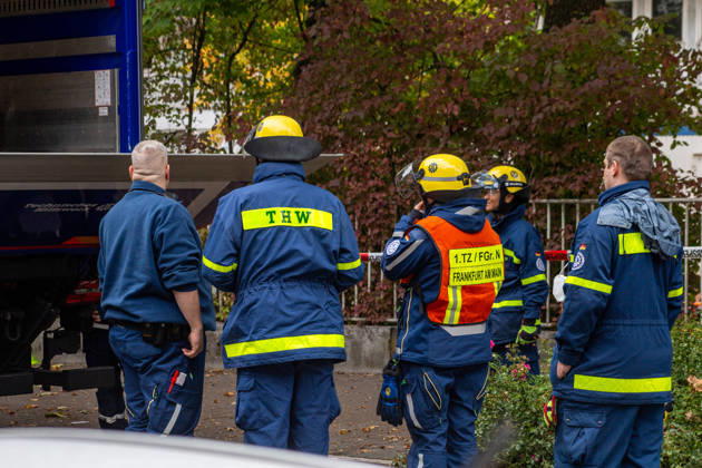 School Aid in Flames: The warehouse of the Frankfurt for Ukraine initiative burns overnight in Frankfurt’s Dornbusch neighborhood—over 100 first responders battle the fire; Criminal Investigation Department investigates 7aIMG 0576538 School Aid in Flames: The warehouse of the Frankfurt for Ukraine initiative bur Copyright: 7aktuell.dex xVincentxB. 0576538 20261009_7a_SCHULEBRENNTFFM_576538