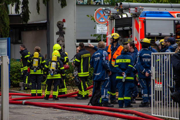 School Aid in Flames: The warehouse of the Frankfurt for Ukraine initiative burns overnight in Frankfurt’s Dornbusch neighborhood—over 100 first responders battle the blaze; Criminal Investigation Department investigates 7aIMG 0576539 School Aid in Flames: The warehouse of the Frankfurt for Ukraine initiative bu Copyright: 7aktuell.dex xVincentxB. 0576539 20261009_7a_SCHULEBRENNTFFM_576539