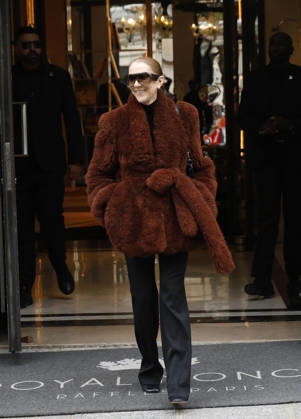 Céline Dion greets her fans as she leaves the Royal Monceau hotel in Paris, before heading to La Plenitude Arena in Paris La Défense to continue her concert series on October 9, 2026. The night before, the Quebec star stumbled on stage and then forgot a few lines of her song, Pour que tu m’aimes encore during the finale of her show. Marc Ausset Lacroix, Bestimage. Céline Dion greets fans as she leaves the Royal Monceau Hotel in Paris, before heading to the Paris La Défense Arena to continue her concert series on October 9, 2026. The previous evening, the Quebec star stumbled on stage and forgot some of the lyrics to her song Pour que tu m’aimes encore during the show’s finale. Paris, France Copyright: xMarcxAussetxLacroixx xBestimagexMarcxAussetxLacroixx xBestimagex
