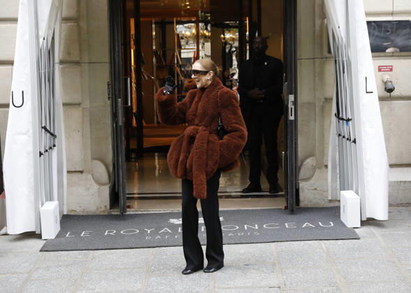 Céline Dion greets her fans as she leaves the Royal Monceau hotel in Paris, before heading to La Plenitude Arena in Paris La Défense to continue her concert series on October 9, 2026. The night before, the Quebec star stumbled on stage and then forgot a few lines of her song, Pour que tu m’aimes encore during the finale of her show. Marc Ausset Lacroix, Bestimage. Céline Dion greets fans as she leaves the Royal Monceau Hotel in Paris, before heading to the Paris La Défense Arena to continue her concert series on October 9, 2026. The previous evening, the Quebec star stumbled on stage and forgot some of the lyrics to her song Pour que tu m’aimes encore during the show’s finale. Paris, France Copyright: xMarcxAussetxLacroixx xBestimagexMarcxAussetxLacroixx xBestimagex