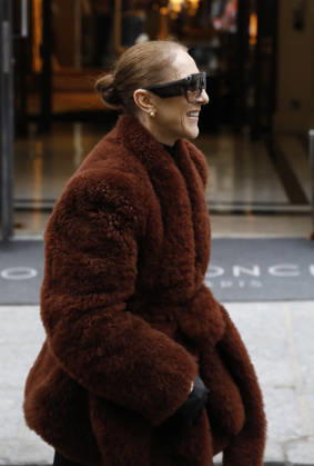 Céline Dion greets her fans as she leaves the Royal Monceau hotel in Paris, before heading to La Plenitude Arena in Paris La Défense to continue her concert series on October 9, 2026. The night before, the Quebec star stumbled on stage and then forgot a few lines of her song, Pour que tu m’aimes encore during the finale of her show. Marc Ausset Lacroix, Bestimage. Céline Dion greets fans as she leaves the Royal Monceau Hotel in Paris, before heading to the Paris La Défense Arena to continue her concert series on October 9, 2026. The previous evening, the Quebec star stumbled on stage and forgot some of the lyrics to her song Pour que tu m’aimes encore during the show’s finale. Paris, France Copyright: xMarcxAussetxLacroixx xBestimagexMarcxAussetxLacroixx xBestimagex