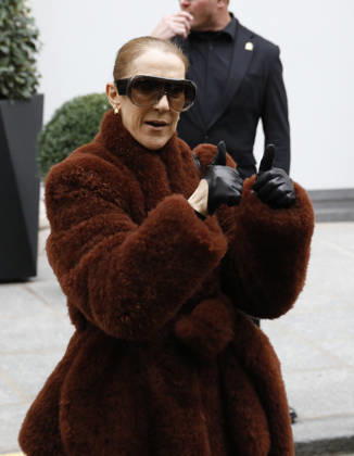 Céline Dion greets her fans as she leaves the Royal Monceau hotel in Paris, before heading to La Plenitude Arena in Paris La Défense to continue her concert series on October 9, 2026. The night before, the Quebec star stumbled on stage and then forgot a few lines of her song, Pour que tu m’aimes encore during the finale of her show. Marc Ausset Lacroix, Bestimage. Céline Dion greets fans as she leaves the Royal Monceau Hotel in Paris, before heading to the Paris La Défense Arena to continue her concert series on October 9, 2026. The previous evening, the Quebec star stumbled on stage and forgot some of the lyrics to her song Pour que tu m’aimes encore during the show’s finale. Paris, France Copyright: xMarcxAussetxLacroixx xBestimagexMarcxAussetxLacroixx xBestimagex