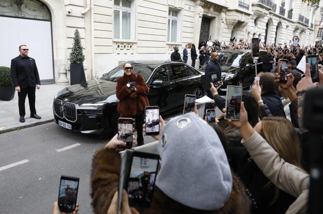 Céline Dion greets her fans as she leaves the Royal Monceau hotel in Paris, before heading to La Plenitude Arena in Paris La Défense to continue her concert series on October 9, 2026. The night before, the Quebec star stumbled on stage and then forgot some of the lyrics to her song, Pour que tu m’aimes encore during the finale of her show. Marc Ausset Lacroix, Bestimage. Céline Dion greets fans as she leaves the Royal Monceau Hotel in Paris, before heading to the Paris La Défense Arena to continue her concert series on October 9, 2026. The previous evening, the Quebec star stumbled on stage and forgot some of the lyrics to her song Pour que tu m’aimes encore during the show’s finale. Paris, France Copyright: xMarcxAussetxLacroixx xBestimagexMarcxAussetxLacroixx xBestimagex