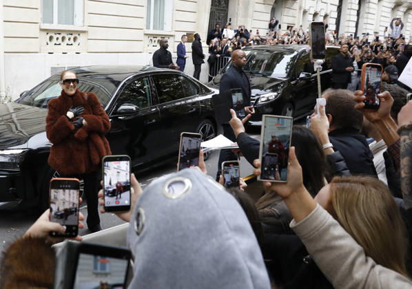 Céline Dion greets her fans as she leaves the Royal Monceau hotel in Paris, before heading to La Plenitude Arena in Paris La Défense to continue her concert series on October 9, 2026. The night before, the Quebec star stumbled on stage and then forgot some of the lyrics to her song, Pour que tu m’aimes encore during the finale of her show. Marc Ausset Lacroix, Bestimage. Céline Dion greets fans as she leaves the Royal Monceau Hotel in Paris, before heading to the Paris La Défense Arena to continue her concert series on October 9, 2026. The previous evening, the Quebec star stumbled on stage and forgot some of the lyrics to her song Pour que tu m’aimes encore during the show’s finale. Paris, France Copyright: xMarcxAussetxLacroixx xBestimagexMarcxAussetxLacroixx xBestimagex