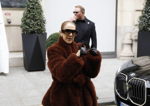 Céline Dion greets her fans as she leaves the Royal Monceau hotel in Paris, before heading to La Plenitude Arena in Paris La Défense to continue her concert series on October 9, 2026. The night before, the Quebec star stumbled on stage and then forgot some of the lyrics to her song, Pour que tu m’aimes encore during the finale of her show. Marc Ausset Lacroix, Bestimage. Céline Dion greets fans as she leaves the Royal Monceau Hotel in Paris, before heading to the Paris La Défense Arena to continue her concert series on October 9, 2026. The previous evening, the Quebec star stumbled on stage and forgot some of the lyrics to her song Pour que tu m’aimes encore during the show’s finale. Paris, France Copyright: xMarcxAussetxLacroixx xBestimagexMarcxAussetxLacroixx xBestimagex