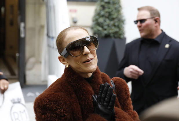 Céline Dion greets her fans as she leaves the Royal Monceau hotel in Paris, before heading to La Plenitude Arena in Paris La Défense to continue her concert series on October 9, 2026. The night before, the Quebec star stumbled on stage and then forgot some of the lyrics to her song, Pour que tu m’aimes encore during the finale of her show. Marc Ausset Lacroix, Bestimage. Céline Dion greets fans as she leaves the Royal Monceau Hotel in Paris, before heading to the Paris La Défense Arena to continue her concert series on October 9, 2026. The previous evening, the Quebec star stumbled on stage and forgot some of the lyrics to her song Pour que tu m’aimes encore during the show’s finale. Paris, France Copyright: xMarcxAussetxLacroixx xBestimagexMarcxAussetxLacroixx xBestimagex