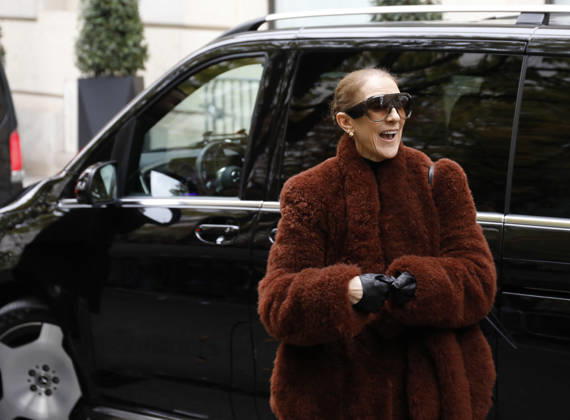 Céline Dion greets her fans as she leaves the Royal Monceau hotel in Paris, before heading to La Plenitude Arena in Paris La Défense to continue her concert series on October 9, 2026. The night before, the Quebec star stumbled on stage and then forgot some of the lyrics to her song, Pour que tu m’aimes encore during the finale of her show. Marc Ausset Lacroix, Bestimage. Céline Dion greets fans as she leaves the Royal Monceau Hotel in Paris, before heading to the Paris La Défense Arena to continue her concert series on October 9, 2026. The previous evening, the Quebec star stumbled on stage and forgot some of the lyrics to her song Pour que tu m’aimes encore during the show’s finale. Paris, France Copyright: xMarcxAussetxLacroixx xBestimagexMarcxAussetxLacroixx xBestimagex
