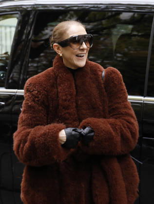Céline Dion greets her fans as she leaves the Royal Monceau hotel in Paris, before heading to La Plenitude Arena in Paris La Défense to continue her concert series on October 9, 2026. The night before, the Quebec star stumbled on stage and then forgot some of the lyrics to her song, Pour que tu m’aimes encore during the finale of her show. Marc Ausset Lacroix, Bestimage. Céline Dion greets fans as she leaves the Royal Monceau Hotel in Paris, before heading to the Paris La Défense Arena to continue her concert series on October 9, 2026. The previous evening, the Quebec star stumbled on stage and forgot some of the lyrics to her song Pour que tu m’aimes encore during the show’s finale. Paris, France Copyright: xMarcxAussetxLacroixx xBestimagexMarcxAussetxLacroixx xBestimagex