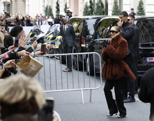 Céline Dion greets her fans as she leaves the Royal Monceau hotel in Paris, before heading to La Plenitude Arena in Paris La Défense to continue her concert series on October 9, 2026. The night before, the Quebec star stumbled on stage and then forgot some of the lyrics to her song, Pour que tu m’aimes encore during the finale of her show. Marc Ausset Lacroix, Bestimage. Céline Dion greets fans as she leaves the Royal Monceau Hotel in Paris, before heading to the Paris La Défense Arena to continue her concert series on October 9, 2026. The previous evening, the Quebec star stumbled on stage and forgot some of the lyrics to her song Pour que tu m’aimes encore during the show’s finale. Paris, France Copyright: xMarcxAussetxLacroixx xBestimagexMarcxAussetxLacroixx xBestimagex