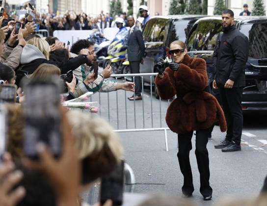 Céline Dion greets her fans as she leaves the Royal Monceau hotel in Paris, before heading to La Plenitude Arena in Paris La Défense to continue her concert series on October 9, 2026. The night before, the Quebec star stumbled on stage and then forgot some of the lyrics to her song, Pour que tu m’aimes encore during the finale of her show. Marc Ausset Lacroix, Bestimage. Céline Dion greets fans as she leaves the Royal Monceau Hotel in Paris, before heading to the Paris La Défense Arena to continue her concert series on October 9, 2026. The previous evening, the Quebec star stumbled on stage and forgot some of the lyrics to her song Pour que tu m’aimes encore during the show’s finale. Paris, France Copyright: xMarcxAussetxLacroixx xBestimagexMarcxAussetxLacroixx xBestimagex