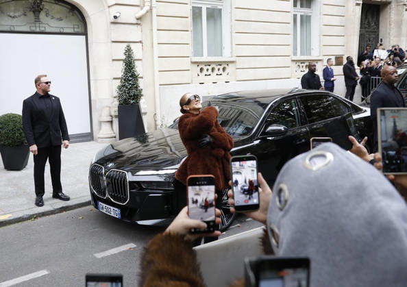 Céline Dion greets her fans as she leaves the Royal Monceau hotel in Paris, before heading to La Plenitude Arena in Paris La Défense to continue her concert series on October 9, 2026. The night before, the Quebec star stumbled on stage and then forgot some of the lyrics to her song, Pour que tu m’aimes encore during the finale of her show. Marc Ausset Lacroix, Bestimage. Céline Dion greets fans as she leaves the Royal Monceau Hotel in Paris, before heading to the Paris La Défense Arena to continue her concert series on October 9, 2026. The previous evening, the Quebec star stumbled on stage and forgot some of the lyrics to her song Pour que tu m’aimes encore during the show’s finale. Paris, France Copyright: xMarcxAussetxLacroixx xBestimagexMarcxAussetxLacroixx xBestimagex
