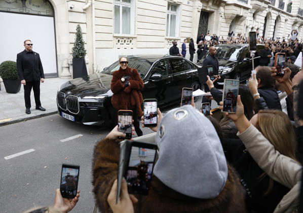 Céline Dion greets her fans as she leaves the Royal Monceau hotel in Paris, before heading to La Plenitude Arena in Paris La Défense to continue her concert series on October 9, 2026. The night before, the Quebec star stumbled on stage and then forgot some of the lyrics to her song, Pour que tu m’aimes encore during the finale of her show. Marc Ausset Lacroix, Bestimage. Céline Dion greets fans as she leaves the Royal Monceau Hotel in Paris, before heading to the Paris La Défense Arena to continue her concert series on October 9, 2026. The previous evening, the Quebec star stumbled on stage and forgot some of the lyrics to her song Pour que tu m’aimes encore during the show’s finale. Paris, France Copyright: xMarcxAussetxLacroixx xBestimagexMarcxAussetxLacroixx xBestimagex