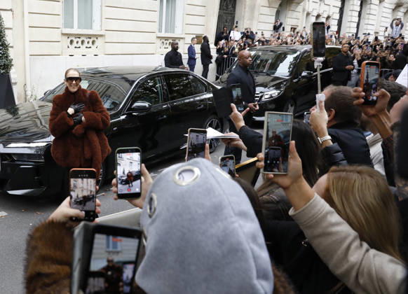 Céline Dion greets her fans as she leaves the Royal Monceau hotel in Paris, before heading to La Plenitude Arena in Paris La Défense to continue her concert series on October 9, 2026. The night before, the Quebec star stumbled on stage and then forgot some of the lyrics to her song, Pour que tu m’aimes encore during the finale of her show. Marc Ausset Lacroix, Bestimage. Céline Dion greets fans as she leaves the Royal Monceau Hotel in Paris, before heading to the Paris La Défense Arena to continue her concert series on October 9, 2026. The previous evening, the Quebec star stumbled on stage and forgot some of the lyrics to her song Pour que tu m’aimes encore during the show’s finale. Paris, France Copyright: xMarcxAussetxLacroixx xBestimagexMarcxAussetxLacroixx xBestimagex