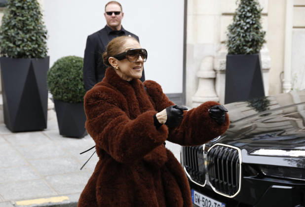 Céline Dion greets her fans as she leaves the Royal Monceau hotel in Paris, before heading to La Plenitude Arena in Paris La Défense to continue her concert series on October 9, 2026. The night before, the Quebec star stumbled on stage and then forgot some of the lyrics to her song, Pour que tu m’aimes encore during the finale of her show. Marc Ausset Lacroix, Bestimage. Céline Dion greets fans as she leaves the Royal Monceau Hotel in Paris, before heading to the Paris La Défense Arena to continue her concert series on October 9, 2026. The previous evening, the Quebec star stumbled on stage and forgot some of the lyrics to her song Pour que tu m’aimes encore during the show’s finale. Paris, France  Copyright: xMarcxAussetxLacroixx xBestimagexMarcxAussetxLacroixx xBestimagex
