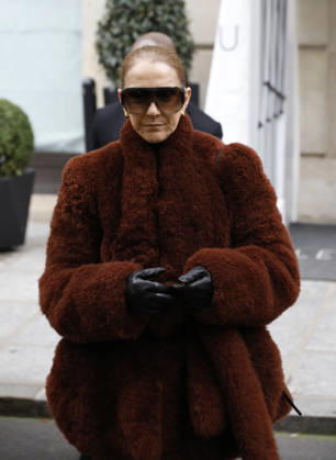 Céline Dion greets her fans as she leaves the Royal Monceau hotel in Paris, before heading to La Plenitude Arena in Paris La Défense to continue her concert series on October 9, 2026. The night before, the Quebec star stumbled on stage and then forgot some of the lyrics to her song, Pour que tu m’aimes encore during the finale of her show. Marc Ausset Lacroix, Bestimage. Céline Dion greets fans as she leaves the Royal Monceau Hotel in Paris, before heading to the Paris La Défense Arena to continue her concert series on October 9, 2026. The previous evening, the Quebec star stumbled on stage and forgot some of the lyrics to her song Pour que tu m’aimes encore during the show’s finale. Paris, France  Copyright: xMarcxAussetxLacroixx xBestimagexMarcxAussetxLacroixx xBestimagex