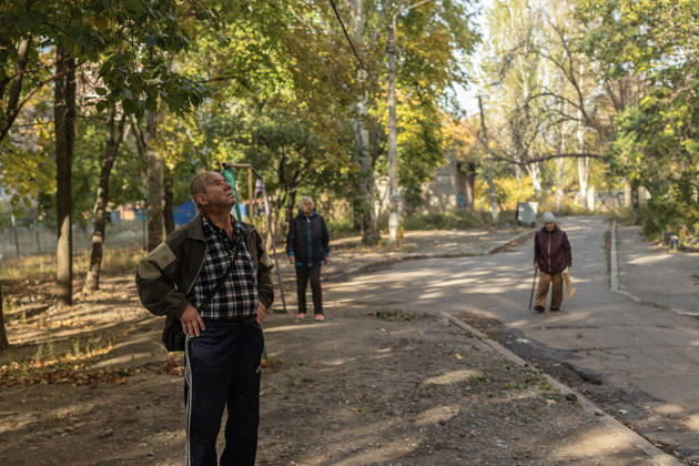 Aftermath of Russian drone strike in Ukraine KRAMATORSK, UKRAINE - OCTOBER 9: Residents watch as Ukrainian firefighters put out a fire following the impact of a Russian FPV drone on a residential building in Kramatorsk, Ukraine, 9 October 2026 Diego Herrera Carcedo Anadolu Kramatorsk Ukraine. Editorial use only. Please get in touch for any other usage.  Copyright: x2026xAnadoluxDiegoxHerreraxCarcedox