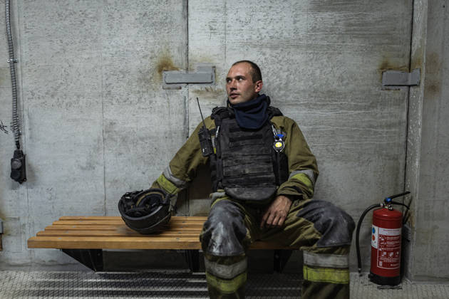 Aftermath of Russian drone strike in Ukraine KRAMATORSK, UKRAINE - OCTOBER 9: Ukrainian firefighters take shelter in a refuge whilst fighting a fire in a residential area after hearing Russian drones, in Kramatorsk, Ukraine, 9 October 2026 Diego Herrera Carcedo Anadolu Kramatorsk Ukraine. Editorial use only. Please get in touch for any other usage. Copyright: x2026xAnadoluxDiegoxHerreraxCarcedox