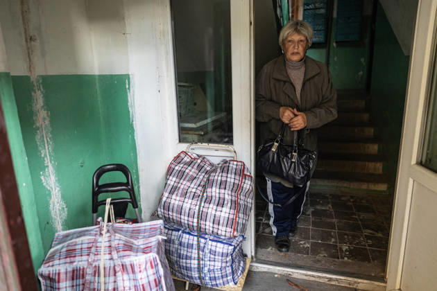Aftermath of Russian drone strike in Ukraine KRAMATORSK, UKRAINE - OCTOBER 9: A local resident takes out her belongings whilst Ukrainian firefighters put out a fire following the impact of a Russian FPV drone on a residential building in Kramatorsk, Ukraine, 9 October 2026 Diego Herrera Carcedo Anadolu Kramatorsk Ukraine. Editorial use only. Please get in touch for any other usage. Copyright: x2026xAnadoluxDiegoxHerreraxCarcedox